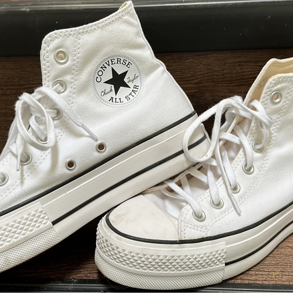 High Top platform Converse in white. SIZE 7.5